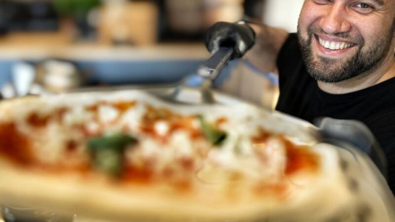 Auch auf Hochzeiten oder Geburtstagen: Monheimer Max Kunz bietet ein besonderes Pizza-Catering an
