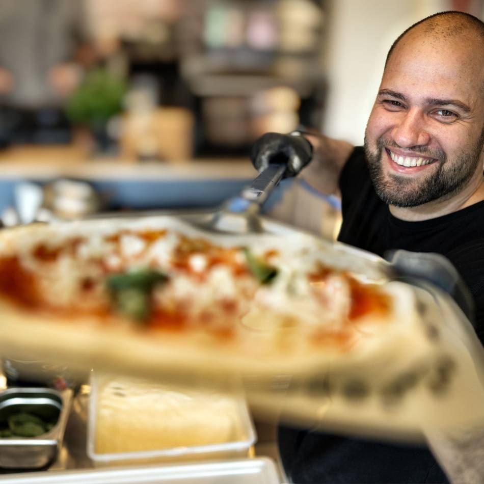 Auch auf Hochzeiten oder Geburtstagen: Monheimer Max Kunz bietet ein besonderes Pizza-Catering an