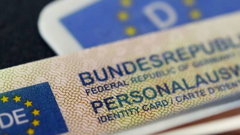 Auch in Mönchengladbach: Personalausweis und Reisepass kommen bequem per Post