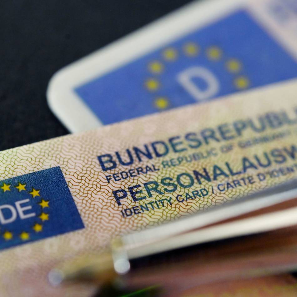 Auch in Mönchengladbach: Personalausweis und Reisepass kommen bequem per Post