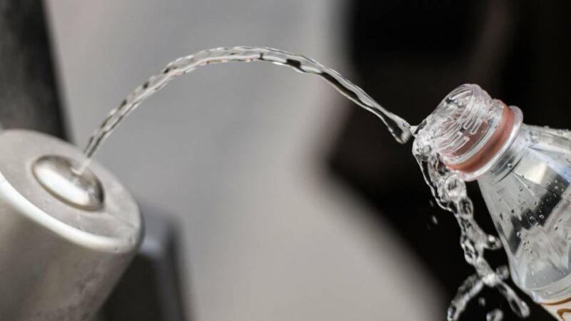 Erfrischung in Grevenbroich: Trinkwasserbrunnen auf Marktplätzen sprudeln wieder