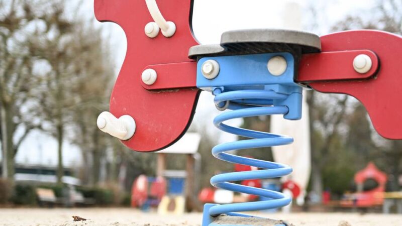 Gemeinde bittet um Aufmerksamkeit auf Spielplätzen: Unbekannte machen sich in Grefrath an Spielgeräten zu schaffen