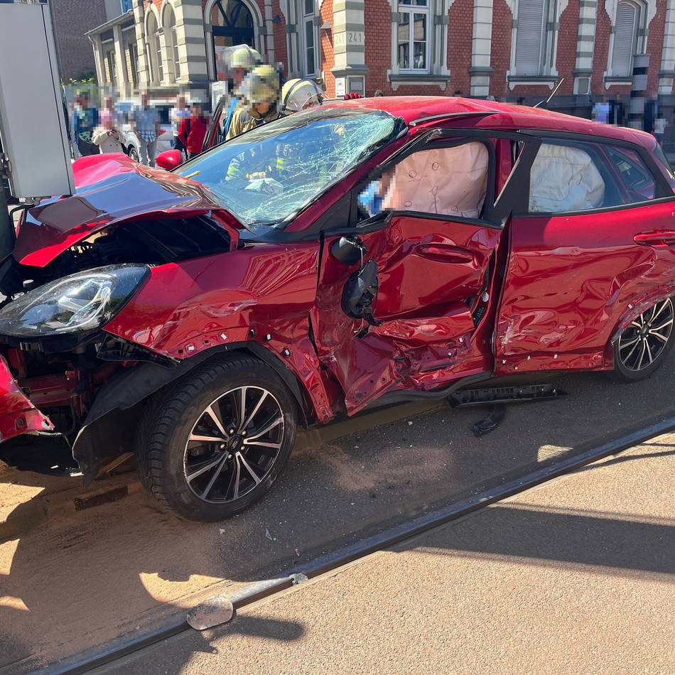 Mehrere Verletzte in Duisburg: Auto kollidiert mit Straßenbahn – Schaulustige behindern Rettungskräfte
