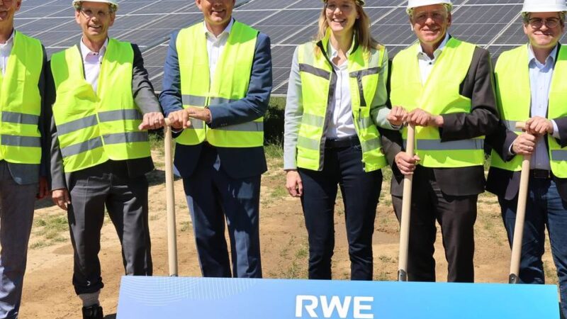 Zwischen Bedburg und Jüchen: Großprojekt an der Tagebau-Autobahn – RWE baut riesige Solaranlagen