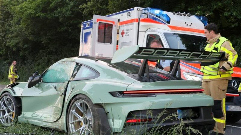 Teurer Unfall in Grevenbroich: Fahrer prallt mit Porsche GT3 gegen Baum – Hinweise auf illegales Rennen