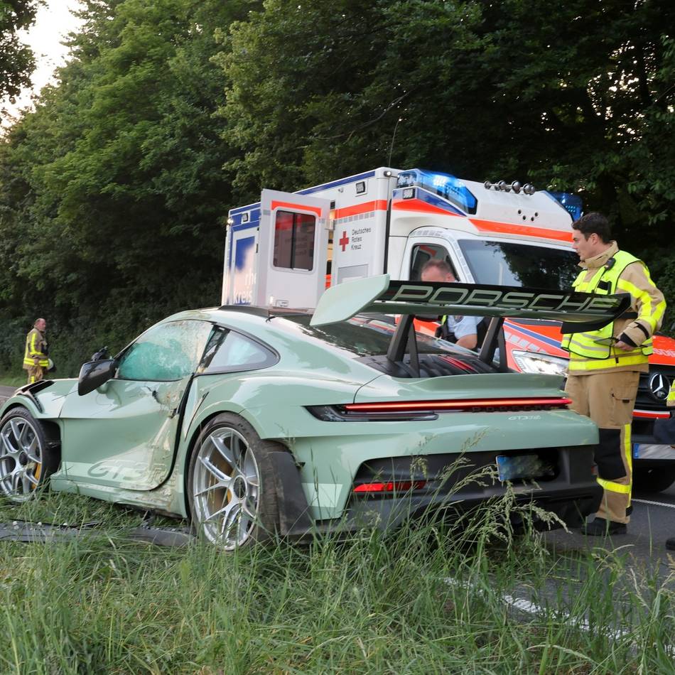 Teurer Unfall in Grevenbroich: Fahrer prallt mit Porsche GT3 gegen Baum – Hinweise auf illegales Rennen