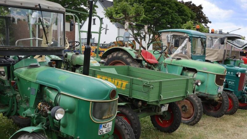 Schlepperfreunde Gustorf-Gindorf: Verladestraße wurde zum Eldorado für Trecker-Fans