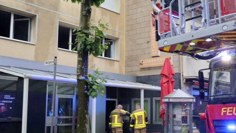 In der Innenstadt von Grevenbroich: Feuerwehr rettet zwölf Menschen aus brennendem Haus