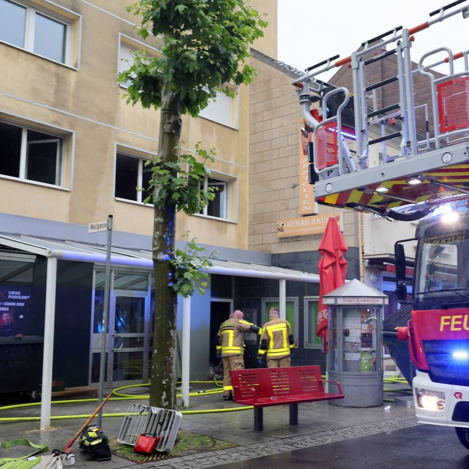 In der Innenstadt von Grevenbroich: Feuerwehr rettet zwölf Menschen aus brennendem Haus