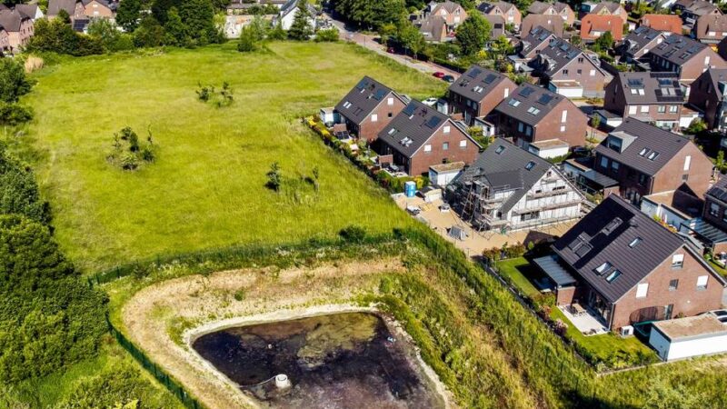 Reusrather Bach in Langenfeld: Versickerungsbecken wird in Bach entleert