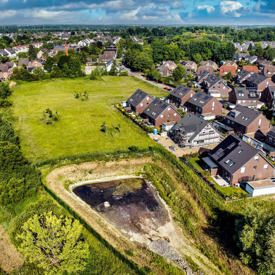Reusrather Bach in Langenfeld: Versickerungsbecken wird in Bach entleert