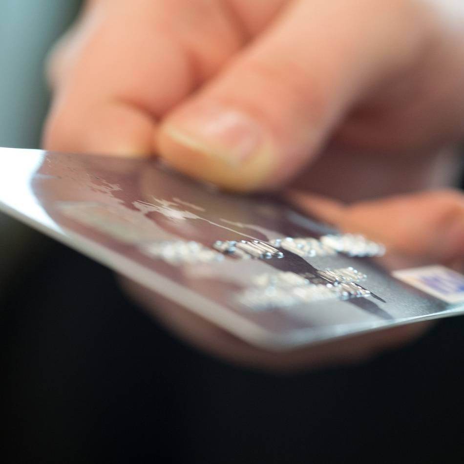 In Bellinghoven: Seniorin übergibt Bankkarte an Betrüger
