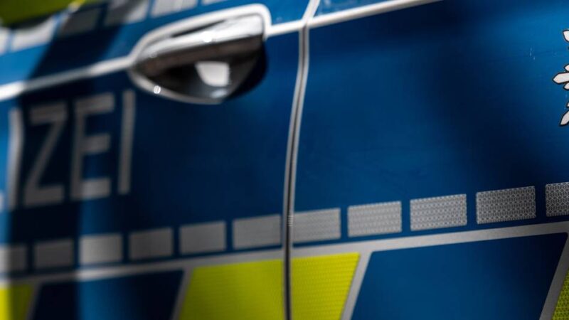 Gefährlicher Eingriff in den Straßenverkehr: Autofahrer lädt Fußgänger nach Streit absichtlich auf die Motorhaube