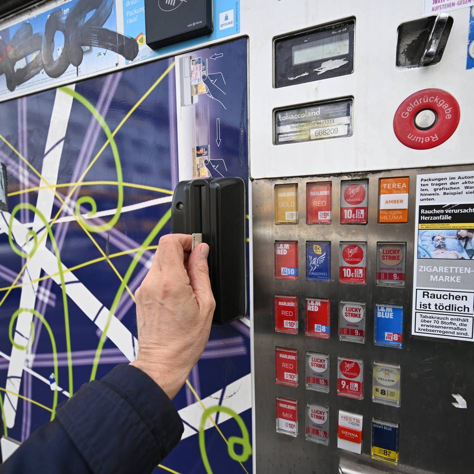Dreister Diebstahl in Goch: Diebe mit Flex stehlen Zigarettenautomaten