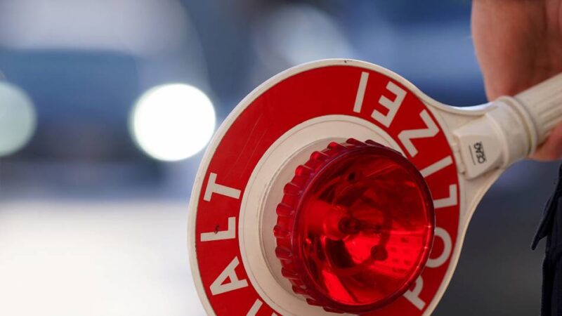 Leverkusener Ordnungskräfte im Einsatz: Großkontrolle von Taxis und Mietwagen