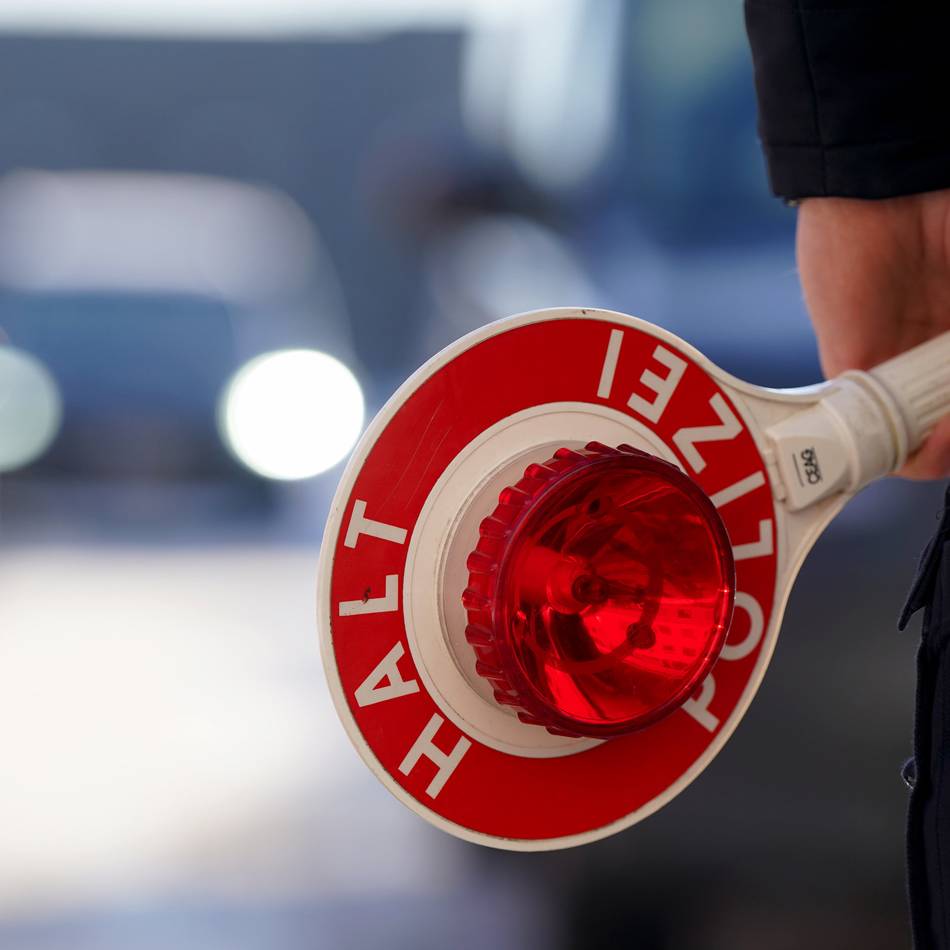 Leverkusener Ordnungskräfte im Einsatz: Großkontrolle von Taxis und Mietwagen