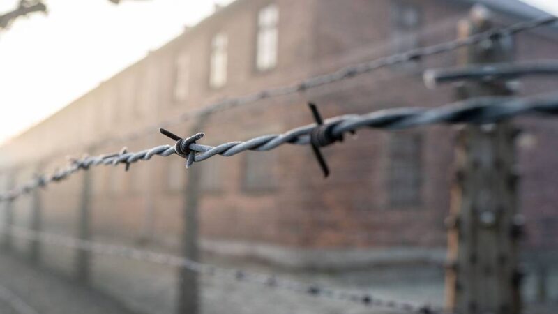 Grevenbroicher Lehrer ordnen ein: „Partybunker“ und „schöne Pyjamas“ – wie der Holocaust verhöhnt wird