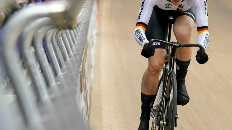 Sturz über die Bande in die Zuschauer: Bahnradfahrerin Pröpster kommt nach Horrorcrash mit dem Schrecken davon