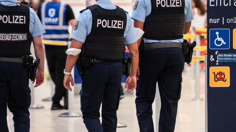 Polizei treibt Teil der Schulden ein: Nach Verurteilung jahrelang nicht gezahlt – jetzt fiel der Mann am Airport Weeze auf