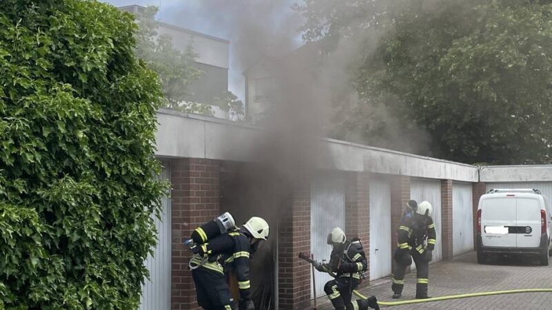 Feuerwehreinsatz in Dinslaken: Brand in Garage – in dieser lagern Gasflaschen