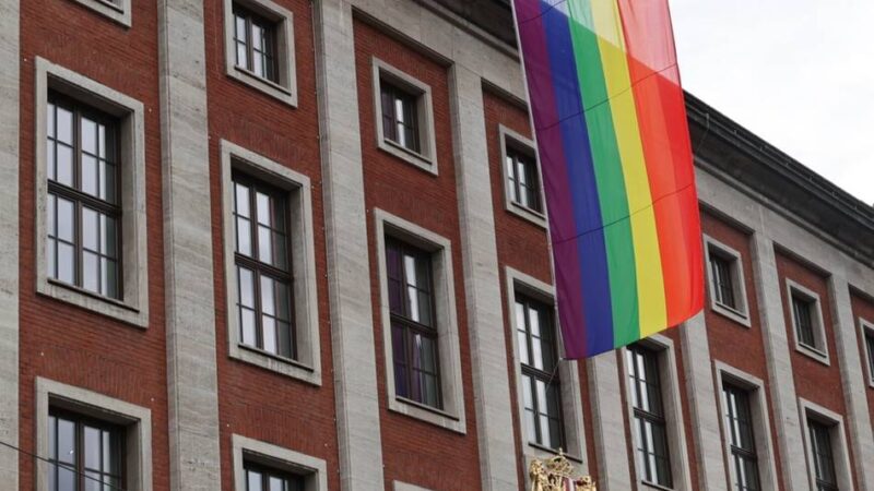 Ausstellungseröffnung im Romaneum Neuss: Regenbogenfahne am Neusser Rathaus
