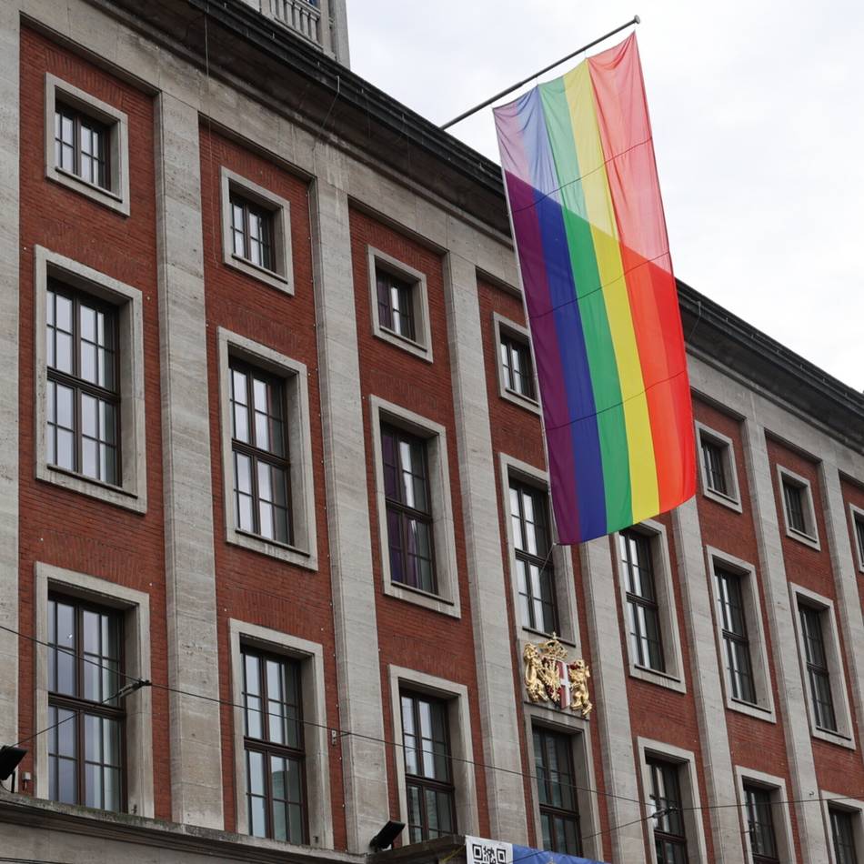 Ausstellungseröffnung im Romaneum Neuss: Regenbogenfahne am Neusser Rathaus