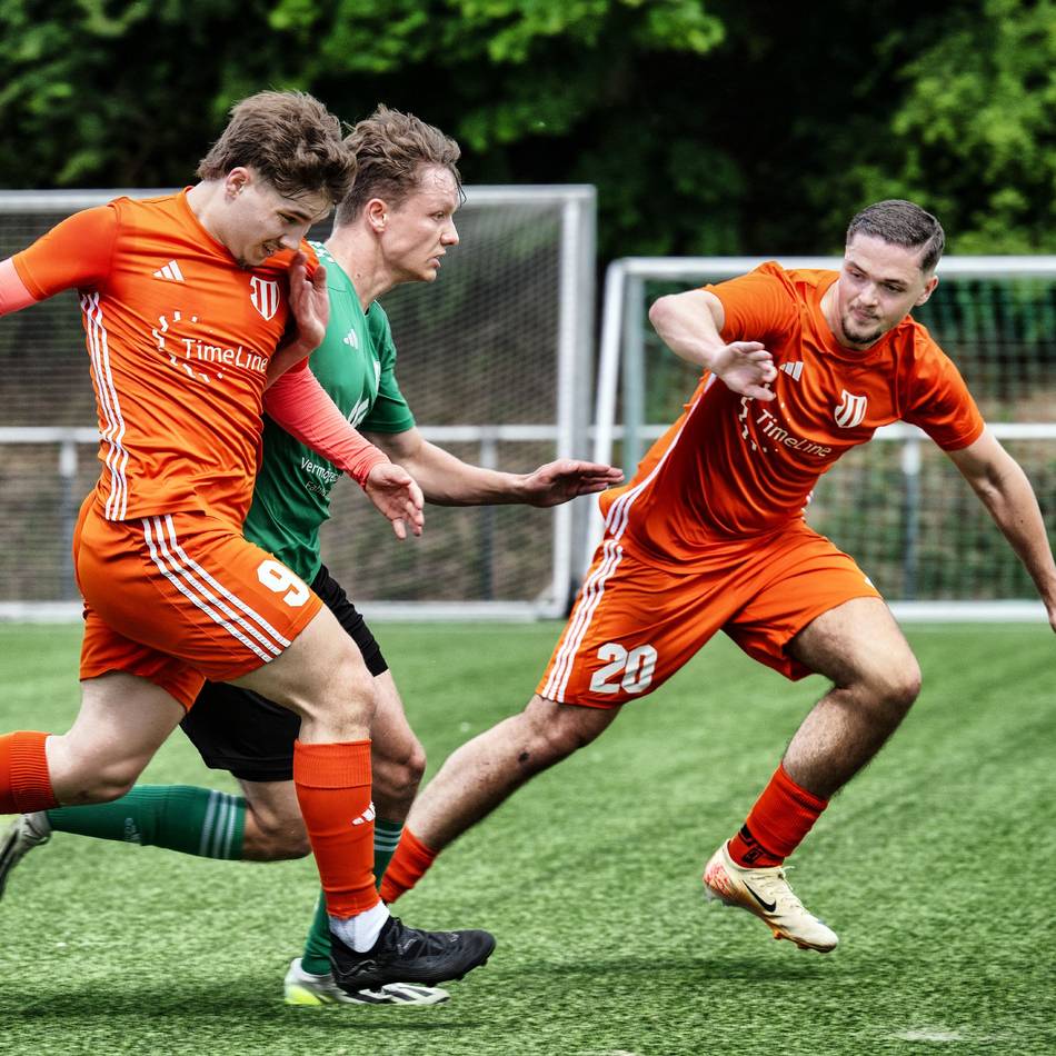 Abstiegskampf in der Fußball-Bezirksliga: Siegtreffer in letzter Sekunde: Berghausen hat wieder alles in der Hand