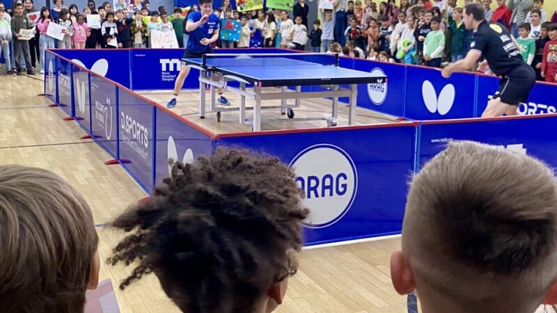 Sportförderung in Düsseldorf: Auf Tuchfühlung mit zwei Spitzensportlern – Timo Boll und Dang Qiu spielen Tischtennis mit Schülern