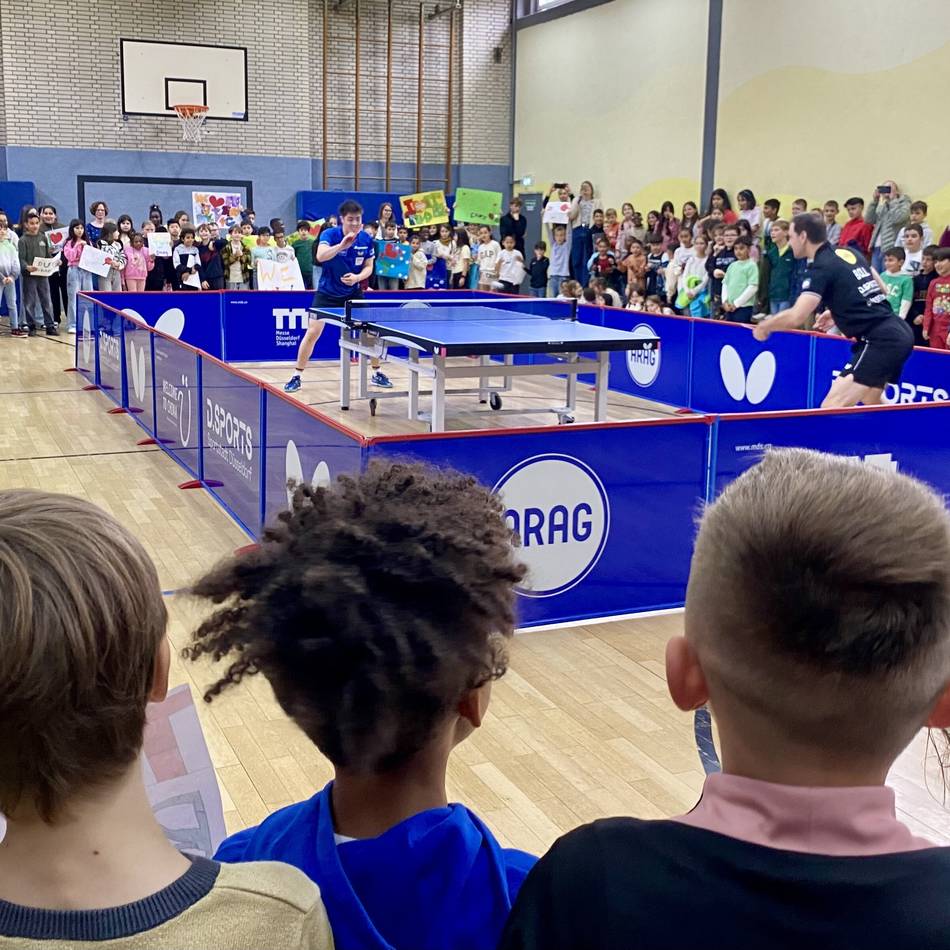 Sportförderung in Düsseldorf: Auf Tuchfühlung mit zwei Spitzensportlern – Timo Boll und Dang Qiu spielen Tischtennis mit Schülern