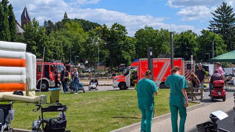 Tag der Offenen Tür im Krankenhaus: Besucher durften minimalinvasiv eine Tüte Gummibärchen aufschneiden