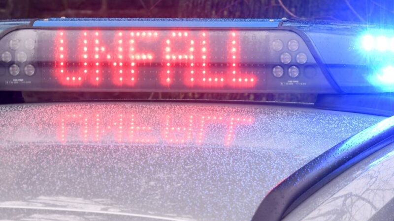 Zunächst rammte er drei Fahrzeuge auf der Marie-Curie-Straße: Unfallverursacher schlägt Zeugen ins Gesicht