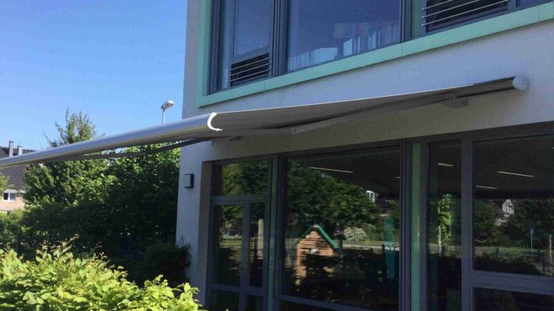 Arbeiten in Neuss abgeschlossen: Verbesserter Hitzeschutz an der Grundschule Allerheiligen