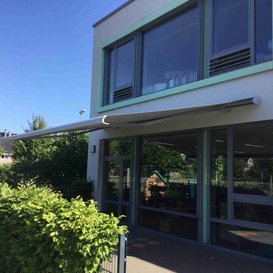 Arbeiten in Neuss abgeschlossen: Verbesserter Hitzeschutz an der Grundschule Allerheiligen