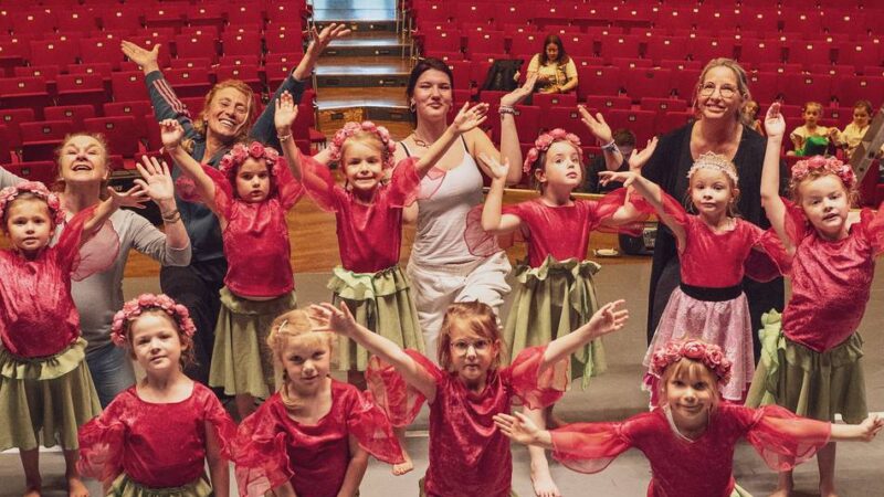 In der Stadthalle Kleve: „Kaiserlicher“ Tanz um Mode, Schein und Wahrheit