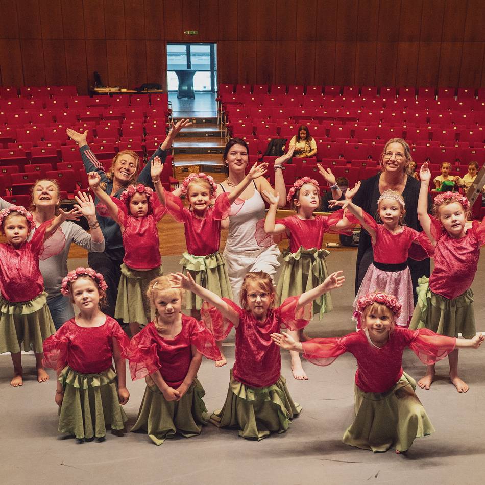 In der Stadthalle Kleve: „Kaiserlicher“ Tanz um Mode, Schein und Wahrheit