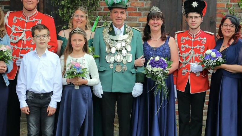 Schützenfest im Rheinberger Süden: Lohmühler Königspaar präsentiert sein Throngefolge