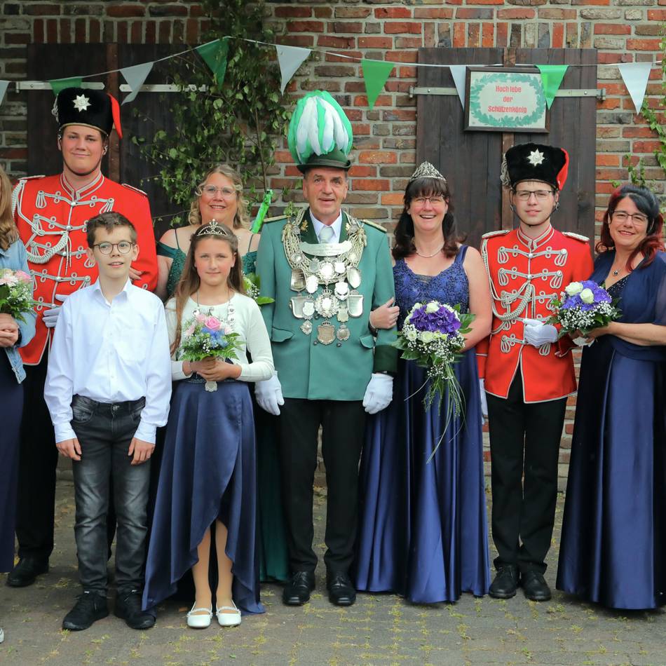 Schützenfest im Rheinberger Süden: Lohmühler Königspaar präsentiert sein Throngefolge