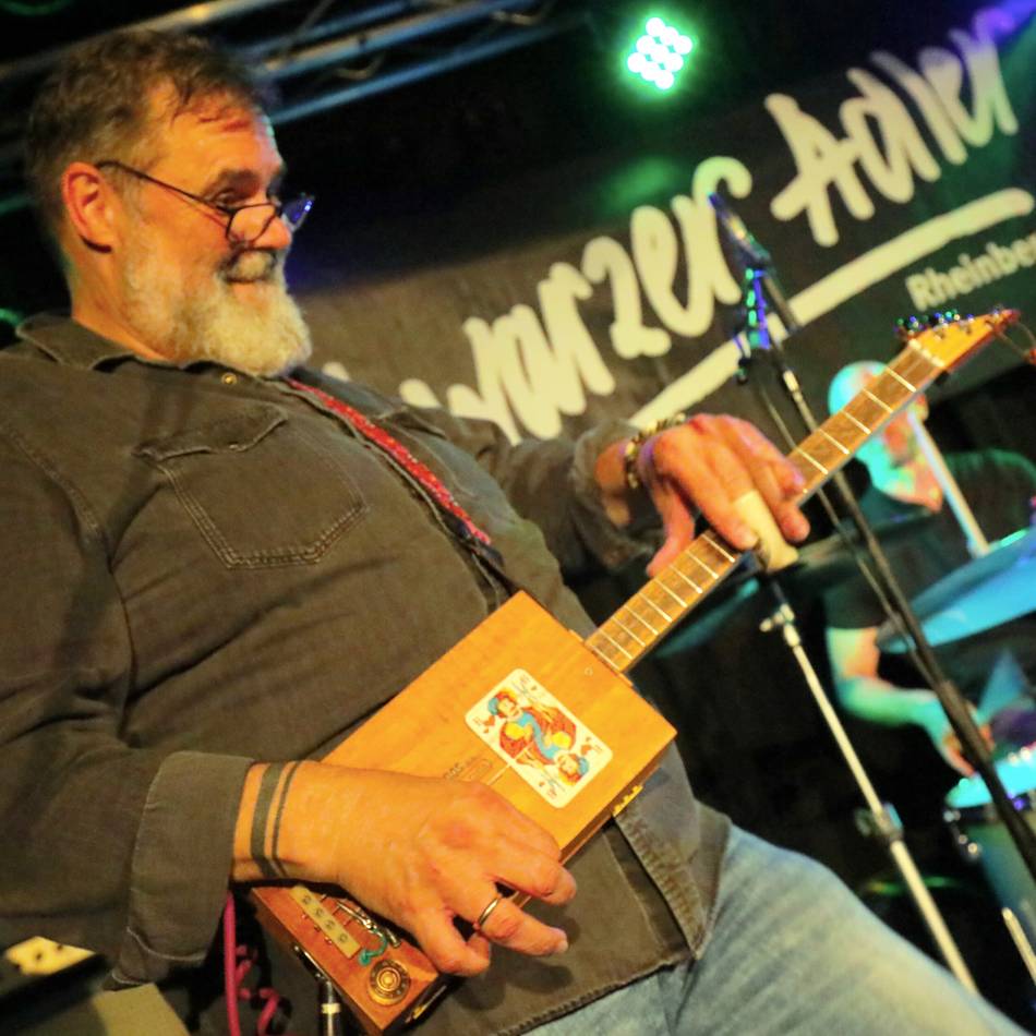 Live-Musik in Rheinberg: Diehlmanns Blues auf der Zigarrenkiste mit Whisky-Einlage