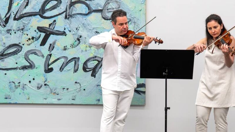 Wandelkonzert im Museum Küppersmühle: Eine Geige kann man auch im Gehen spielen