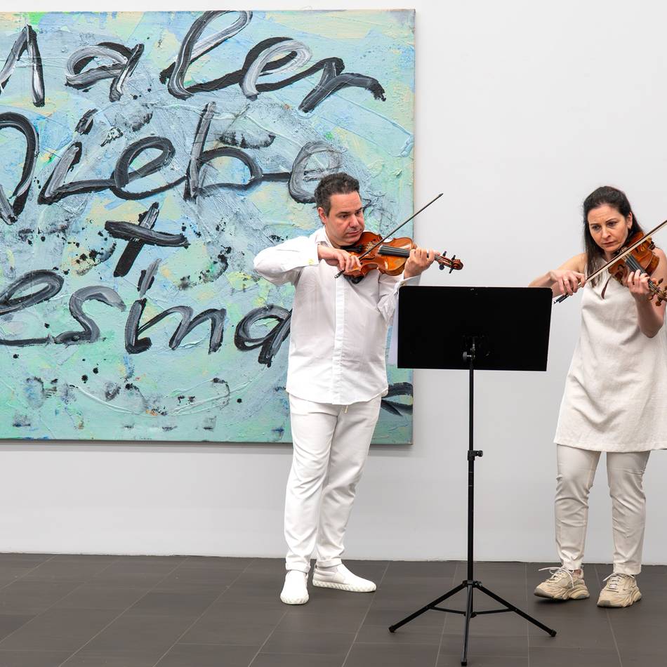 Wandelkonzert im Museum Küppersmühle: Eine Geige kann man auch im Gehen spielen
