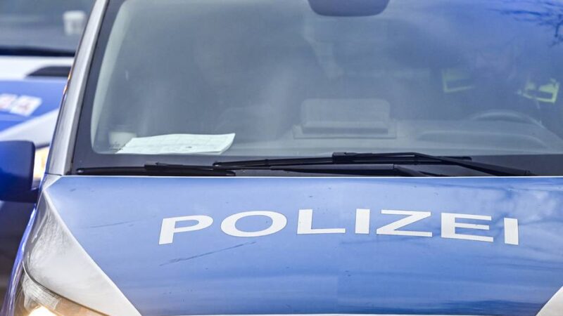 „Komme gleich wieder“: Autofahrer flüchtet nach Unfall in Wesel – Radlerin schwer verletzt