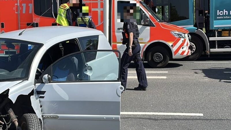 Zusammenstoß am Norpark in Mönchengladbach: 70-Jähriger muss nach Unfall ins Krankenhaus
