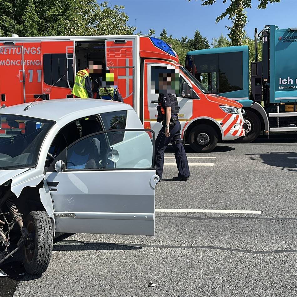 Zusammenstoß am Norpark in Mönchengladbach: 70-Jähriger muss nach Unfall ins Krankenhaus