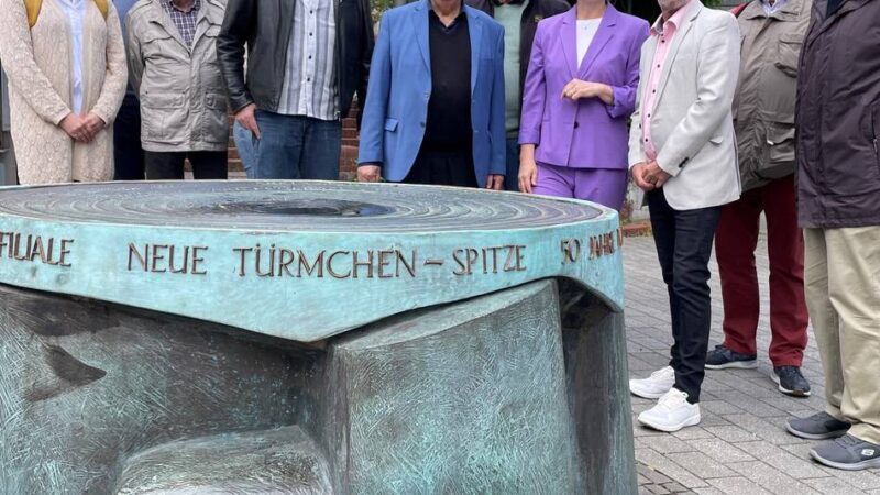 Wachsendes Denkmal auf dem Lavalplatz in Mettmann: Der Erinnering für 2023 wurde enthüllt