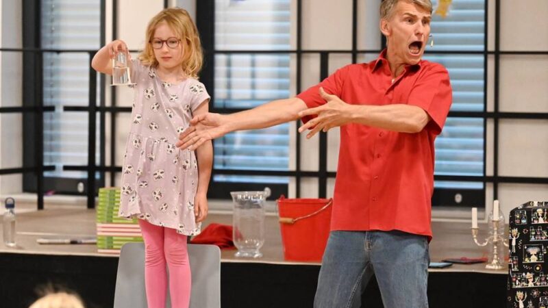 Wissenschaftsshow an Grundschule in Hückeswagen: „Ich trete lieber vor Grundschülern als vor Bänkern auf“