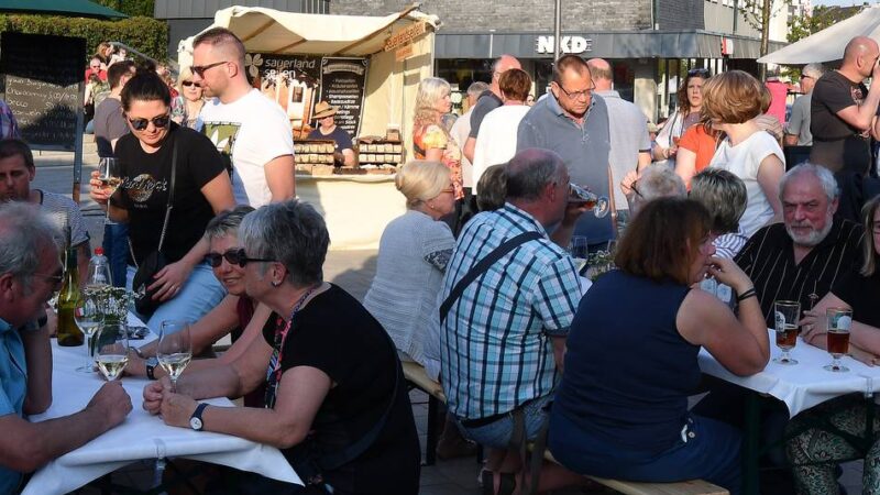 Radevormwalder Innenstadt: Feierabendmarkt bietet Würstchen, Leberkäse und Naschereien
