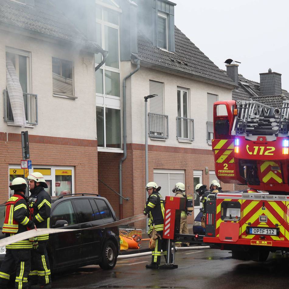 Einsatz in Leverkusen: Feuerwehr rettet Hund aus brennender Wohnung