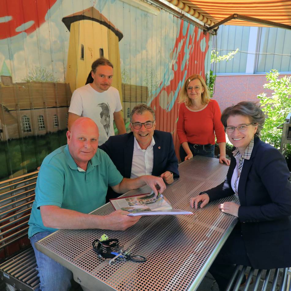 Jugendarbeit in Rheinberg: Eine Edelstahl-Sitzgruppe für die Wohlfühl-Oase