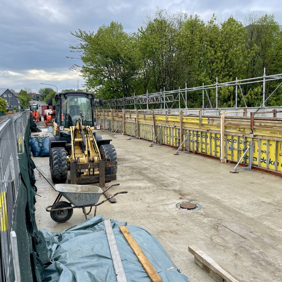 Brückenbaustelle in Wermelskirchen: Asphaltarbeiten auf Brücke Hünger gehen in finale Phase