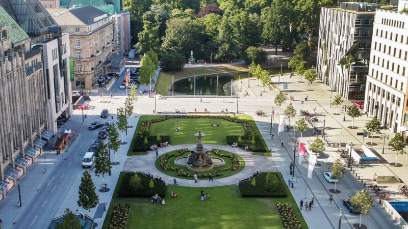 „Dann kann man auch gleich Bauhütchen hinstellen“: Nächster Zoff um autofreien Corneliusplatz an der Düsseldorfer Kö